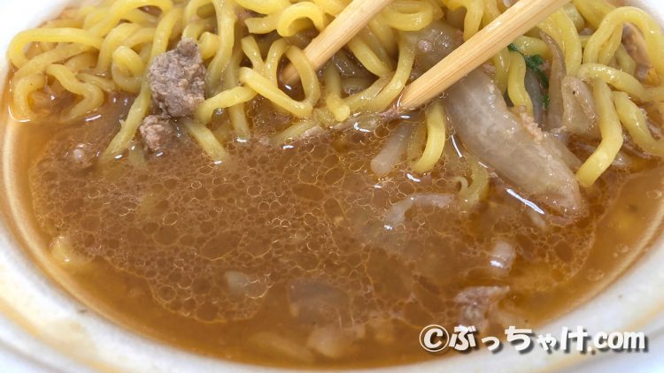 「札幌すみれ監修 濃厚みそラーメン」のスープ